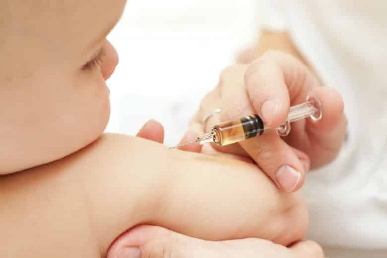 Απαντηση υπουργού Υγείας στη Βουλή για υποχρεωτικότητα εμβολιασμών